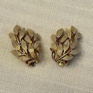 Vintage Elegant Gold Tone Leaf Cluster Earrings Clip Backs